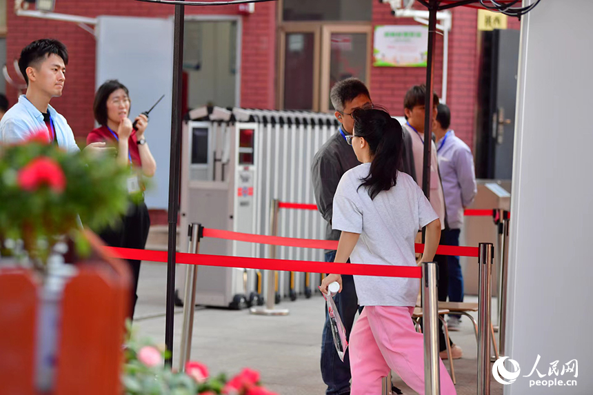 參加高考的考生們步入考點。人民網記者 時雨攝