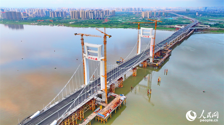 南昌市洪州大橋項目建設現場，建設者在進行附屬工程施工。人民網 朱海鵬攝