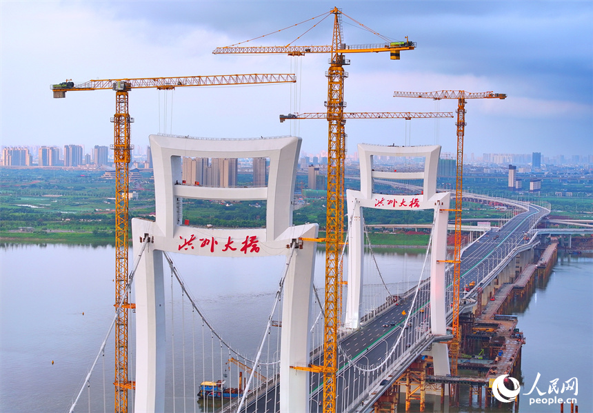 南昌市洪州大橋項目建設現場，建設者在進行附屬工程施工。人民網 朱海鵬攝
