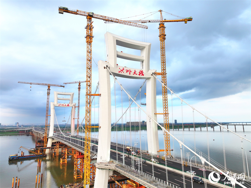 南昌市洪州大橋項目建設現場，建設者在進行附屬工程施工。人民網 朱海鵬攝