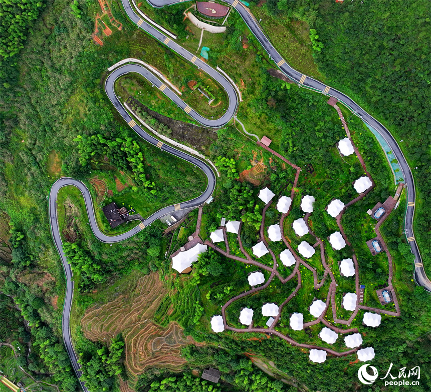 吉安市遂川縣左安鎮桃源村，層層疊疊的梯田、郁郁蔥蔥的樹木與星羅棋布的民宿相映襯，風景如畫。人民網 朱海鵬攝