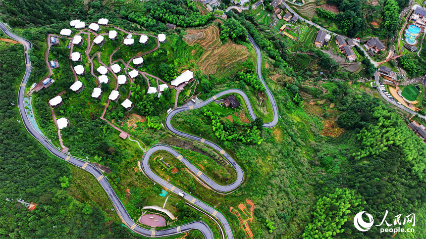 吉安市遂川縣左安鎮桃源村，層層疊疊的梯田、郁郁蔥蔥的樹木與星羅棋布的民宿相映襯，風景如畫。人民網 朱海鵬攝