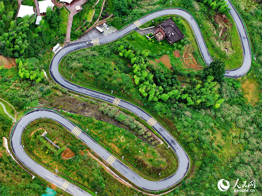 吉安市遂川縣左安鎮桃源村，層層疊疊的梯田、郁郁蔥蔥的樹木與星羅棋布的民宿相映襯，風景如畫。人民網 朱海鵬攝