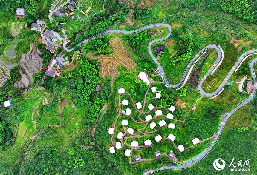 吉安市遂川縣左安鎮桃源村，層層疊疊的梯田、郁郁蔥蔥的樹木與星羅棋布的民宿相映襯，風景如畫。人民網 朱海鵬攝