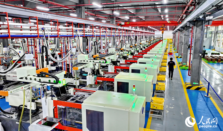 瑞金市的一家科技公司5G數字產業園，工人在操作智能設備加工出口積木玩具產品。人民網 朱海鵬攝