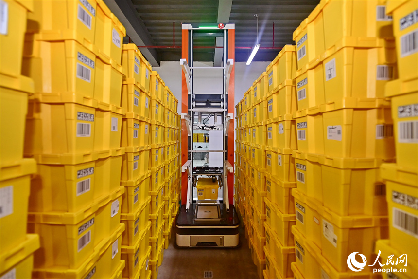 瑞金市的一家科技公司5G數字產業園，智能物流機器人在運輸積木玩具成品。人民網 朱海鵬攝