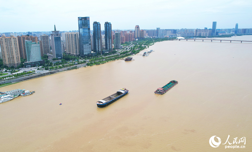 洪水過境，贛江南昌段水位持續上漲。人民網記者 毛思遠攝