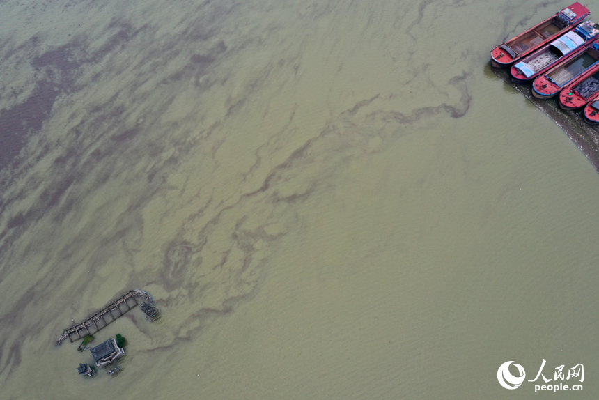 鄱陽湖洪水中的落星墩（左下方）。人民網記者 時雨攝