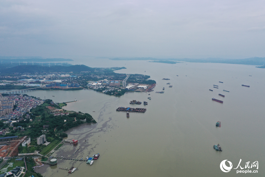 “鄱陽湖2024年第1號洪水”已形成，湖水向下游的長江處奔涌。人民網記者 時雨攝