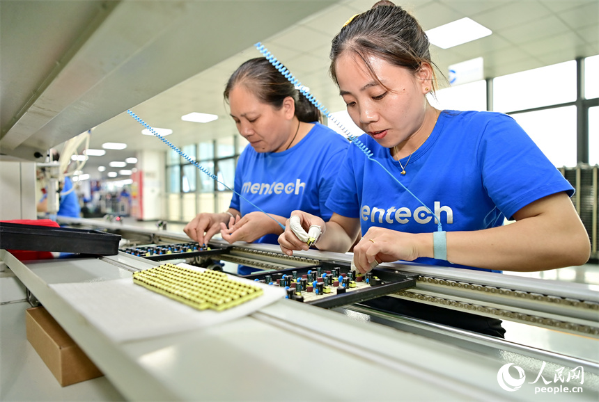 撫州市廣昌縣的一家5G電子元器件制造企業，技術工人在數字化車間生產5G網絡通訊光纖交換機電源元器件。人民網 朱海鵬攝