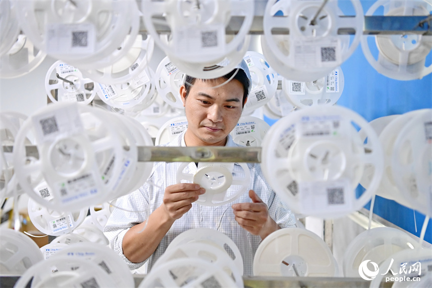 撫州市廣昌縣的一家5G電子元器件制造企業，技術工人在數字化車間生產5G網絡通訊光纖交換機電源元器件。人民網 朱海鵬攝