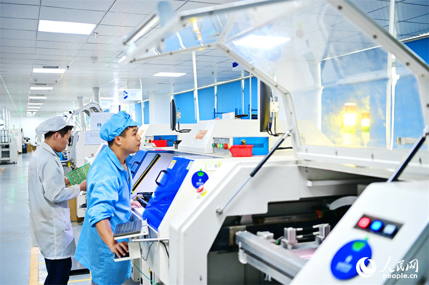 撫州市廣昌縣的一家5G電子元器件制造企業，技術工人在數字化車間生產5G網絡通訊光纖交換機電源元器件。人民網 朱海鵬攝
