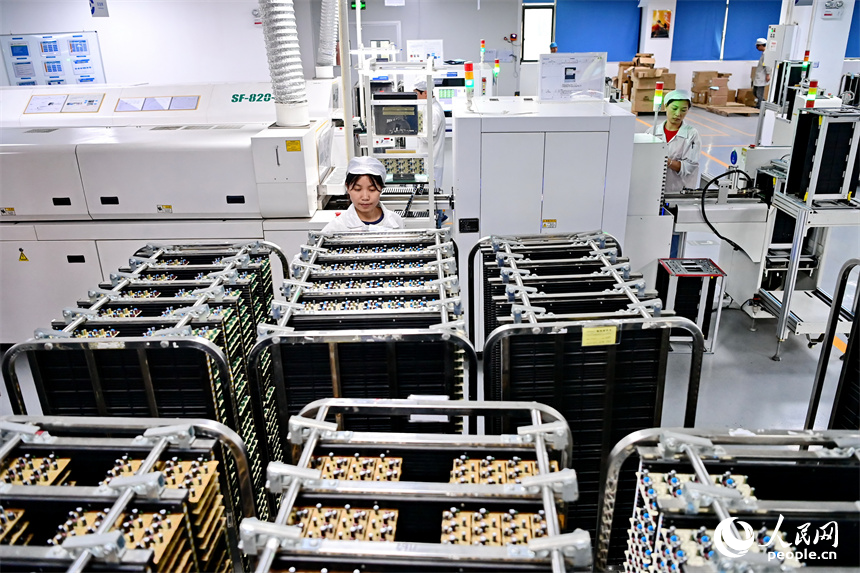 撫州市廣昌縣的一家5G電子元器件制造企業，技術工人在數字化車間生產5G網絡通訊光纖交換機電源元器件。人民網 朱海鵬攝