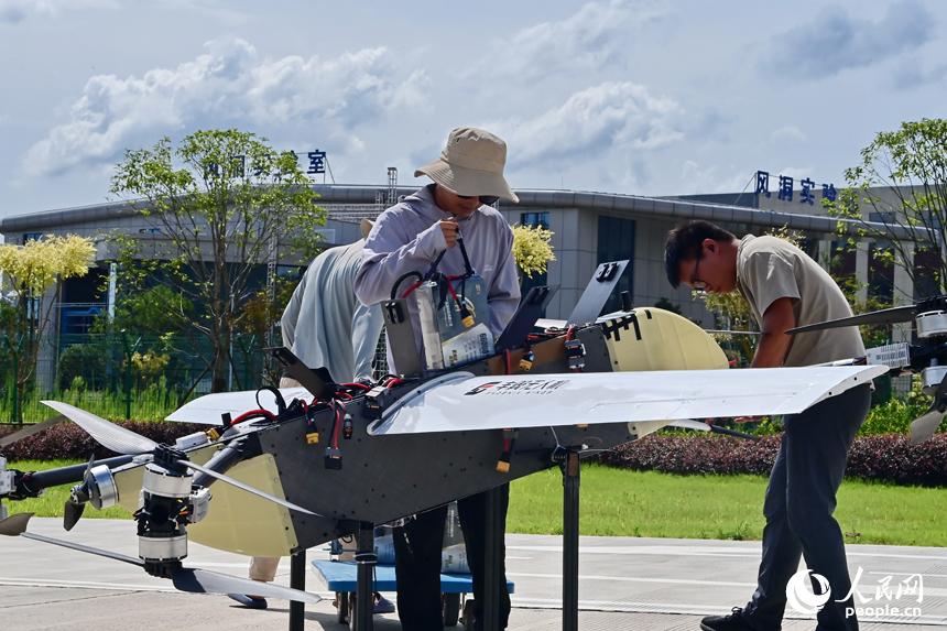 贛州市南康區的中國贛州低空經濟產業園，飛手在給順豐無人機更換動力電池。人民網 朱海鵬攝