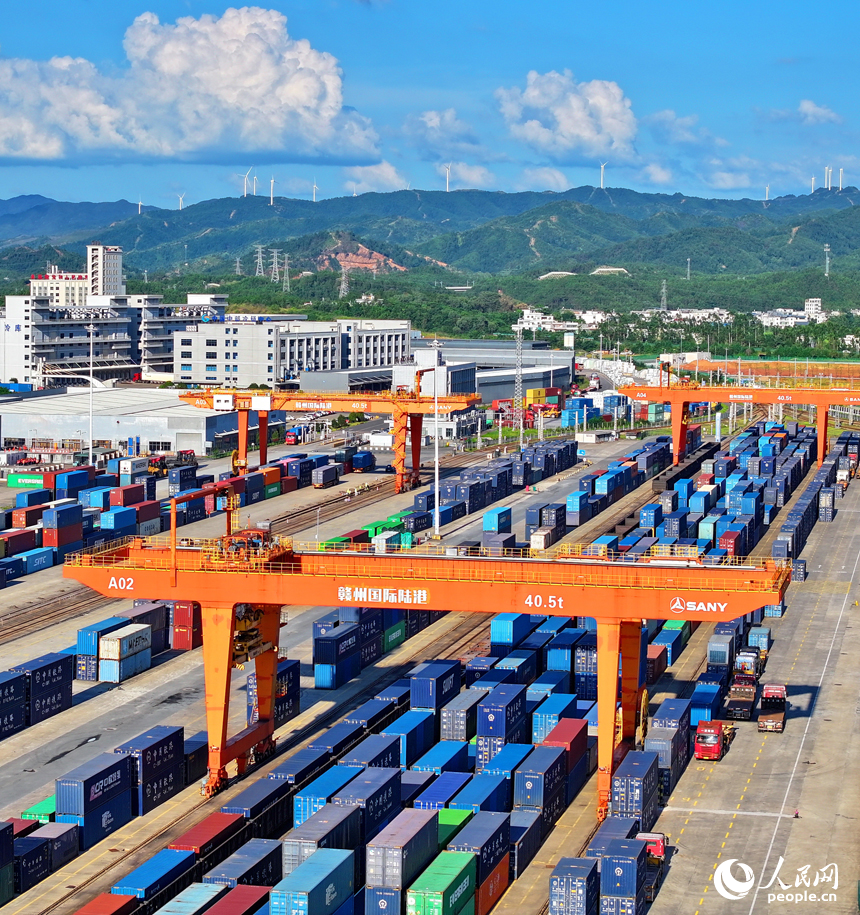 贛州國際陸港貨場，貨物整齊排列，這些貨物將通過鐵海聯運直達海外市場。人民網 朱海鵬攝