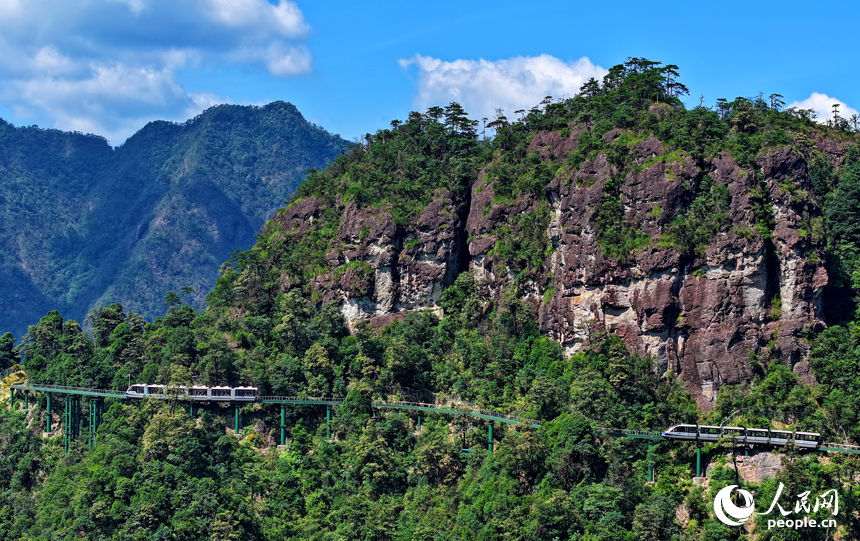 由中國中車旗下株洲中車特種裝備科技有限公司研發制造的高山懸崖跨座式單軌游覽車及軌道系統在撫州市資溪縣大覺山風景區完成交付，并進行調試、測試運行。人民網 朱海鵬攝