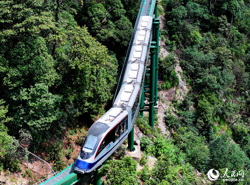由中國中車旗下株洲中車特種裝備科技有限公司研發制造的高山懸崖跨座式單軌游覽車及軌道系統在撫州市資溪縣大覺山風景區完成交付，并進行調試、測試運行。人民網 朱海鵬攝