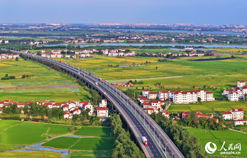 南昌縣南新鄉西江村一帶，車輛在繞城高速公路上疾馳，沿線鄉村風景怡人。人民網 朱海鵬攝