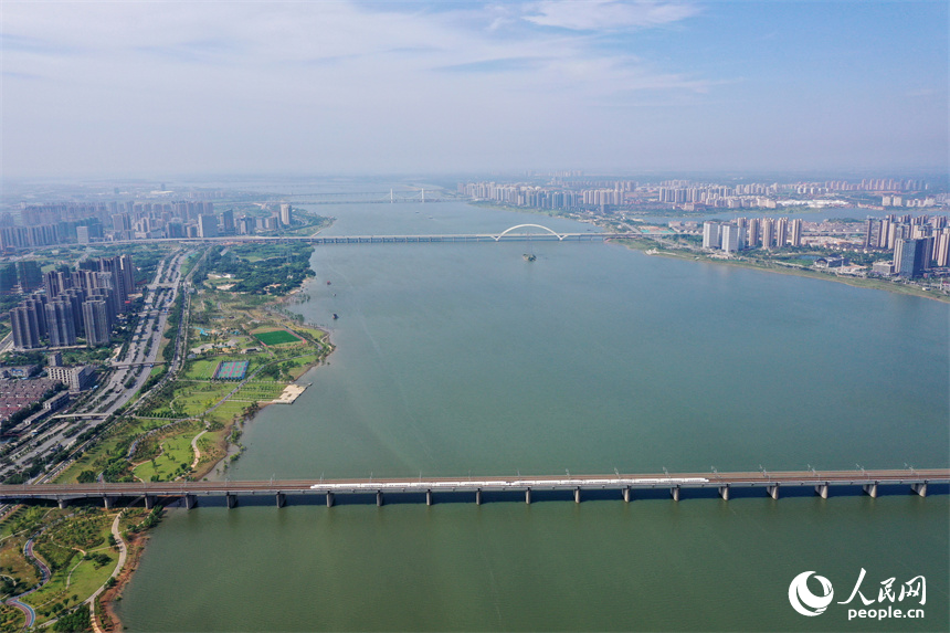 一列高鐵正通過鐵路大橋橫跨贛江。人民網記者 時雨攝