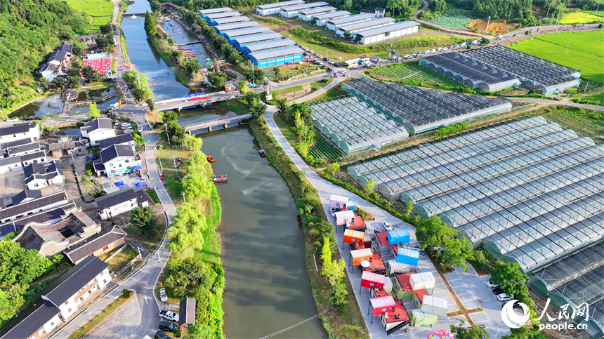 撫州市廣昌縣旴江鎮彭田村溪畔彭田鄉村旅游點，各式各樣的游玩項目吸引了不少游客前來體驗。人民網 朱海鵬攝