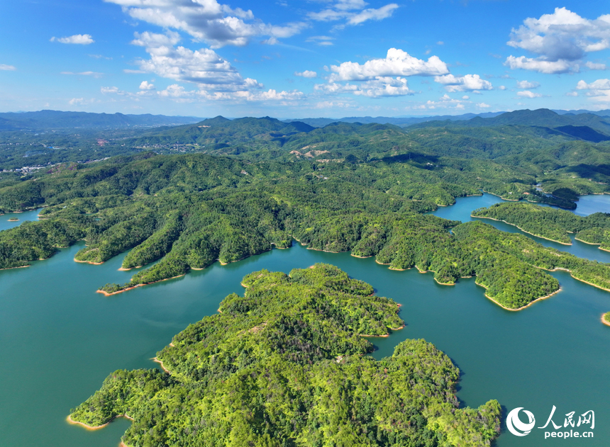 贛州市會昌縣石壁坑水庫波光粼粼，藍天白云與澄凈湖水交相輝映，構成一幅綠色生態山水畫卷。人民網 朱海鵬攝