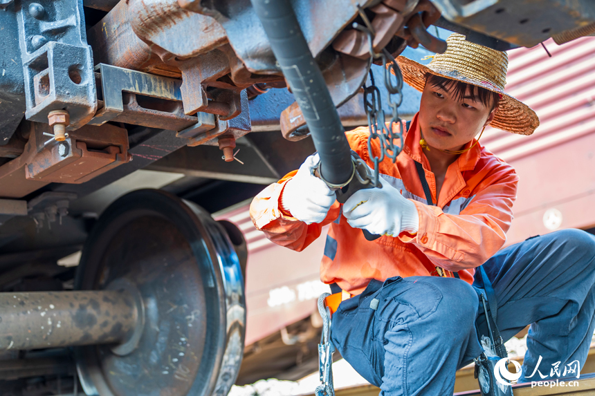 贛州市贛州東站，鐵路工人冒著高溫在進行軌道減速頂檢修和調車作業。人民網 朱海鵬攝