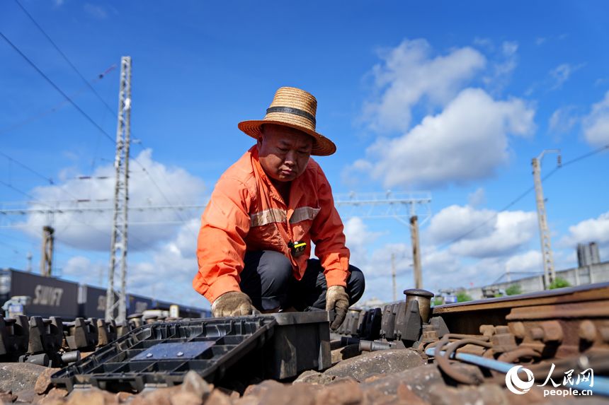 贛州市贛州東站，鐵路工人冒著高溫在進行軌道減速頂檢修和調車作業。人民網 朱海鵬攝