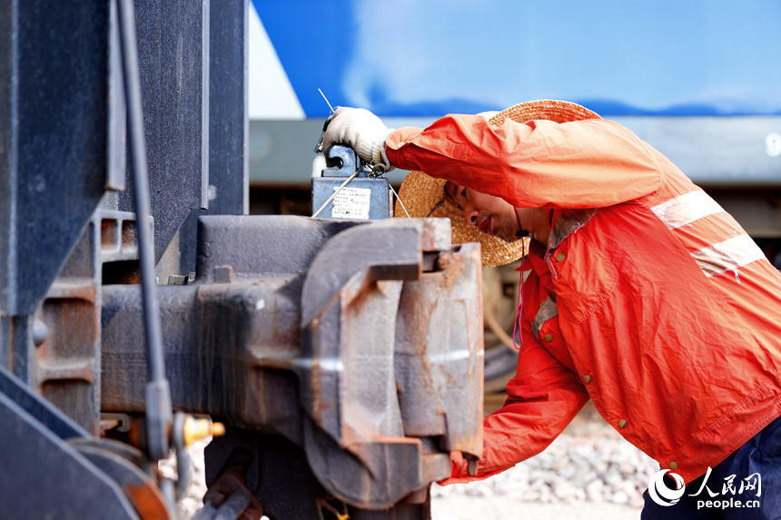 贛州市贛州東站，鐵路工人冒著高溫在進行軌道減速頂檢修和調車作業。人民網 朱海鵬攝