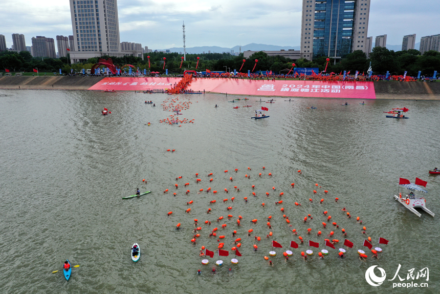2024年中國（南昌）橫渡贛江活動在江西南昌舉行。人民網記者 時雨攝