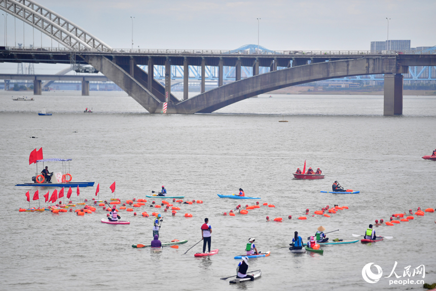 贛江中各代表隊的游泳方陣。人民網記者 時雨攝