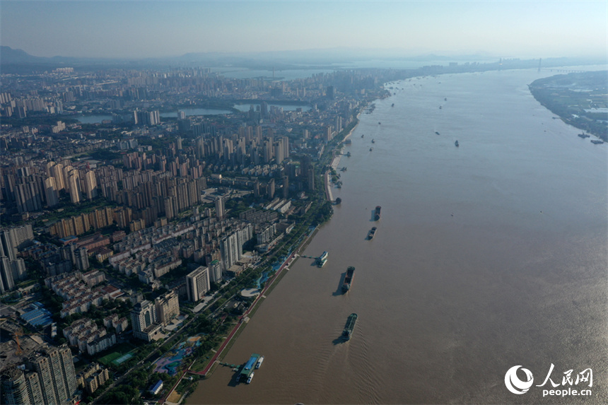 船舶航行在長江江西九江段水面。人民網記者 時雨攝