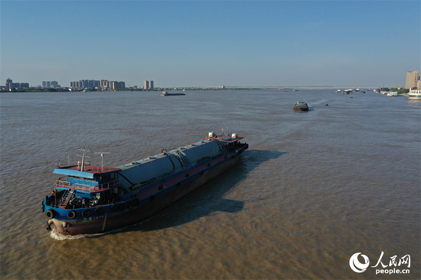 船舶航行在長江江西九江段水面。人民網記者 時雨攝