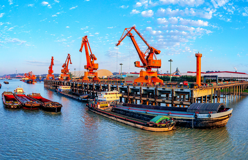 方大九鋼的裝卸碼頭一派繁忙景象。梁振堂攝