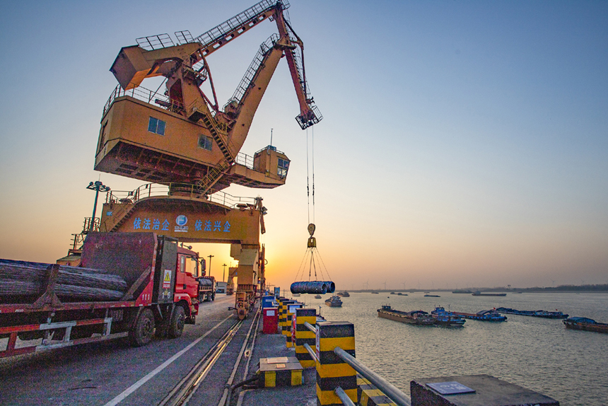 方大九鋼的裝卸碼頭，成品鋼材正在裝船。張玉攝