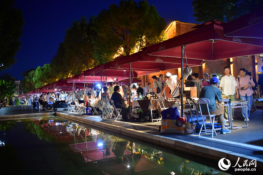 江西省景德鎮陶溪川文創街區瓷器夜市人流不息。人民網記者 時雨攝