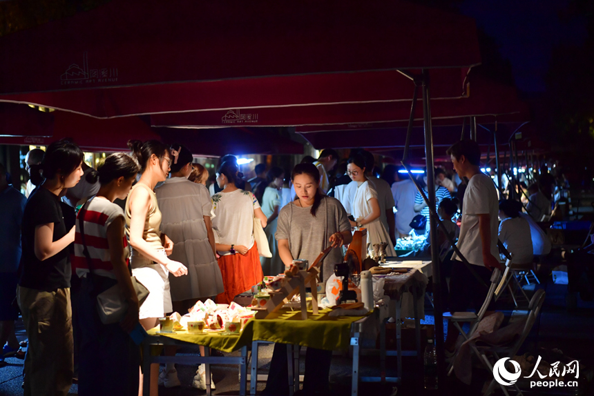 江西省景德鎮陶溪川文創街區瓷器夜市人流不息。人民網記者 時雨攝