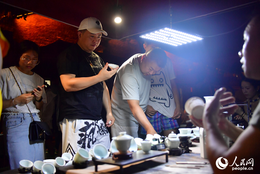 夜市上，游客們在挑選心儀的瓷器產品。人民網記者 時雨攝