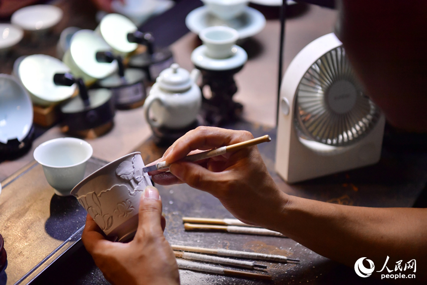 一名擺攤的攤主正在現場制作瓷器。人民網記者 時雨攝
