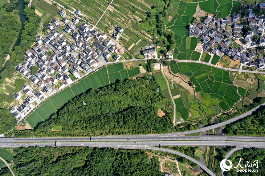 杭瑞高速從石門自然村旁穿行。人民網記者 時雨攝