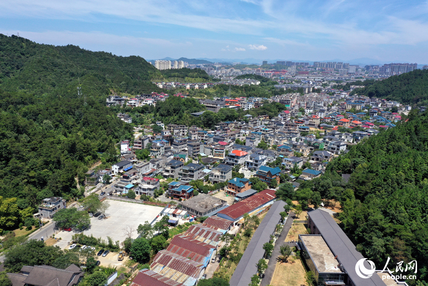 三寶村內眾多的陶瓷工作室除了新建的，還有不少是老舊廠房改造而成，修舊如舊，古韻重現。人民網記者 時雨攝