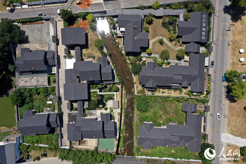 航拍鏡頭下的景德鎮三寶村眾多陶瓷工作室。人民網記者 時雨攝