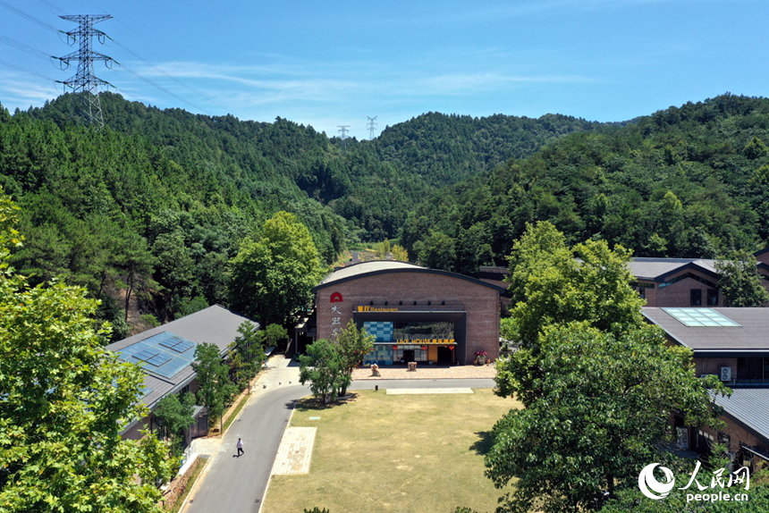 三寶村內一間老舊廠房改造的陶瓷工作室。人民網記者 時雨攝