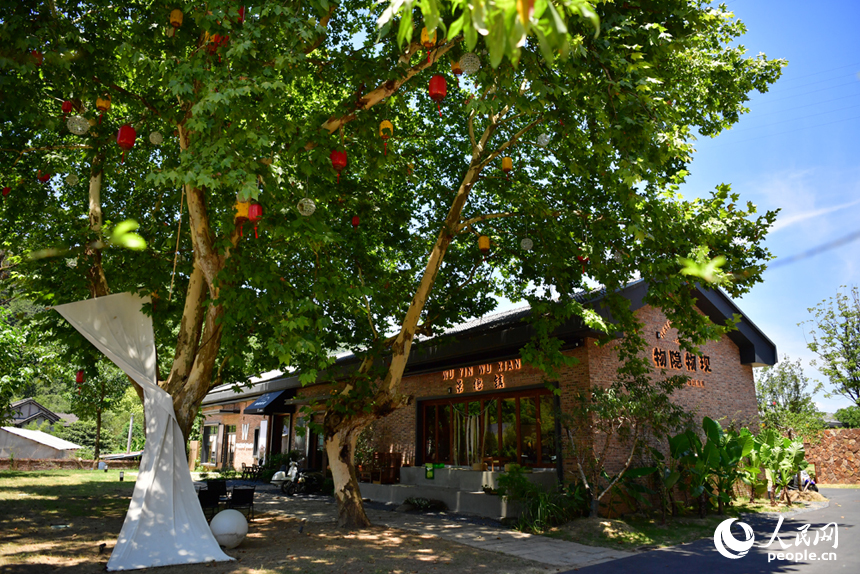 三寶村內一間老舊廠房改造的陶瓷工作室。人民網記者 時雨攝