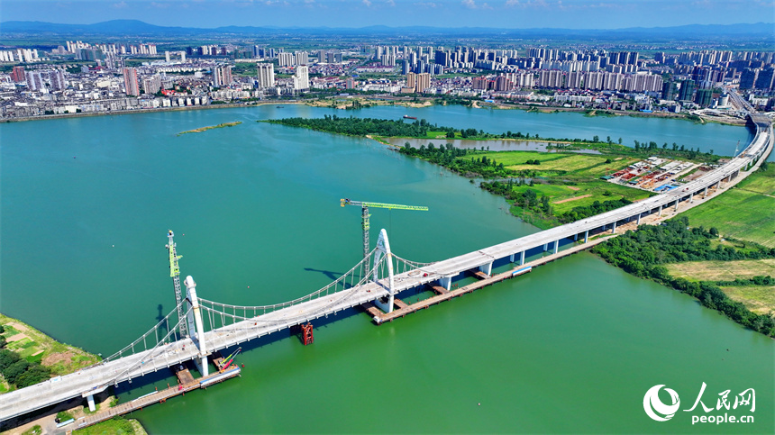 豐城市紫云大橋施工現場，工人在進行主塔封頂后的收尾施工。人民網 朱海鵬攝