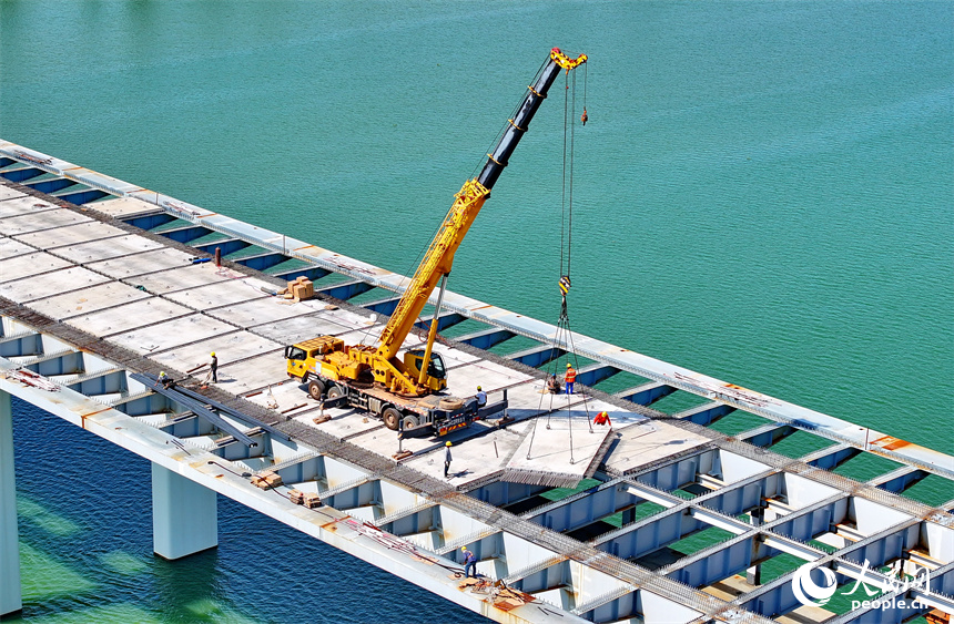 豐城市紫云大橋施工現場，工人在進行橋面結構件安裝施工。人民網 朱海鵬攝