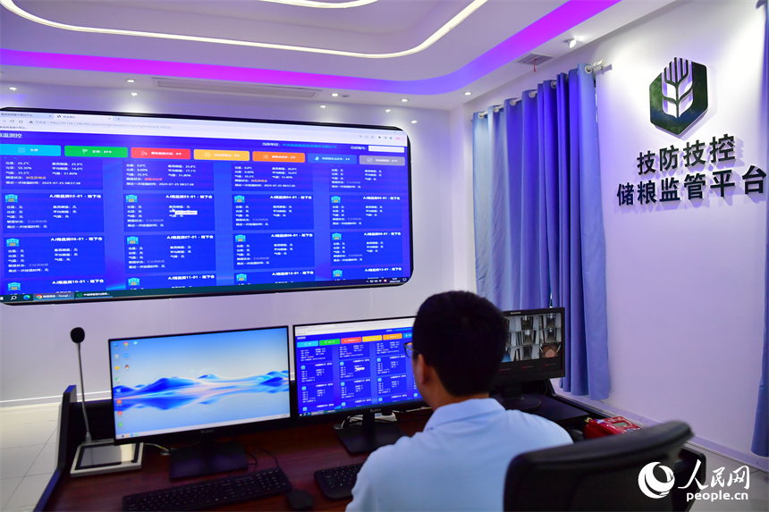 工作人員通過技防技控儲糧監管平臺密切關注糧庫動態。人民網記者 時雨攝