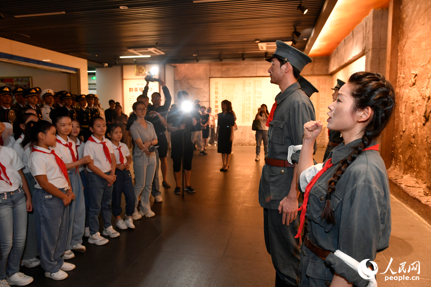 講解員為大家講述南昌起義的紅色故事。人民網記者 時雨攝