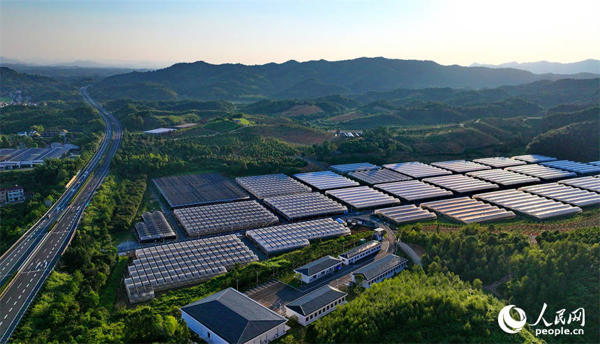 德興市張村鄉店前村一帶，農房、田園、河流在巍峨群山的掩映下美如畫卷，風景怡人。人民網 朱海鵬攝