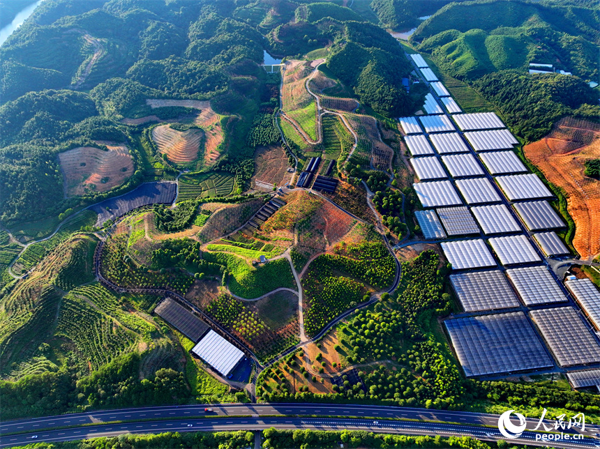 德興市張村鄉店前村一帶，農房、田園、河流在巍峨群山的掩映下美如畫卷，風景怡人。人民網 朱海鵬攝