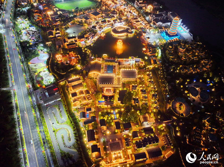 上饒市婺源縣婺女洲度假區夜景璀璨、游客眾多。人民網 朱海鵬攝